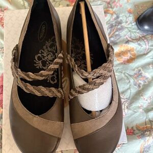 Aetrex Women's Tan and Brown Braided Flats